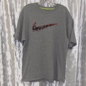 Nike Heather Gray Tee with Red Swoosh Men’s Size XL 🔥 YB2